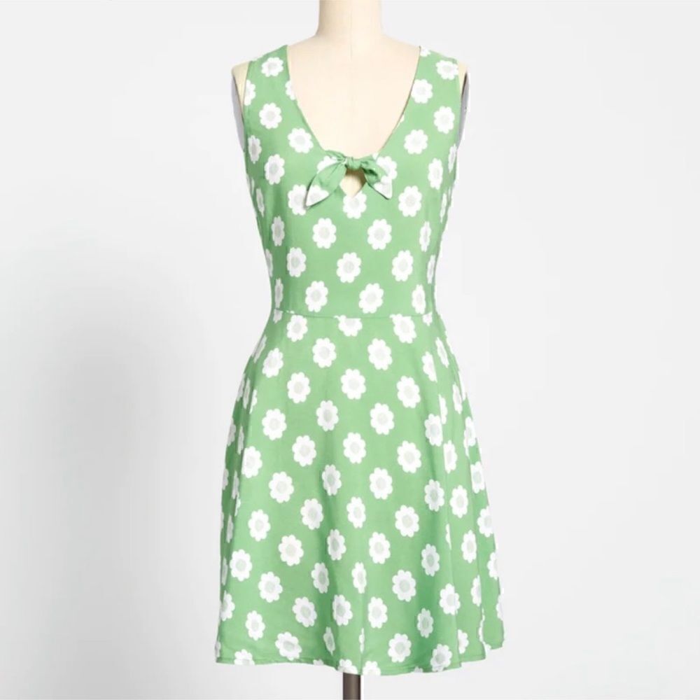 ModCloth Marketing My Words A-Line Dress in Green with White Daisy. Size 4. NWT!